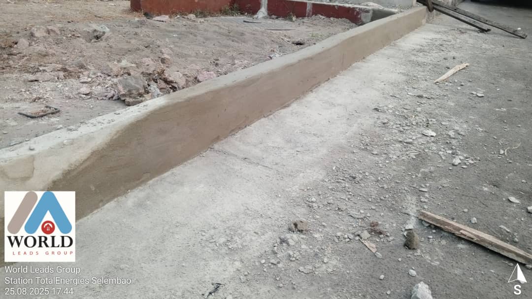 Après les travaux - Station-service Selembao: Démolition des murets et bordures endommagés et construction des murets et pose des bordures